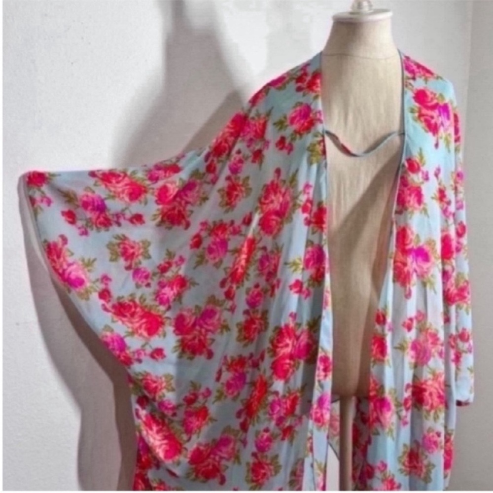 Nymphs Kimono Nymphs Kimono Style Coverups
Blue with neon pink roses
▪️Size L